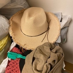 服や帽子とバッグ大量　１つ300円