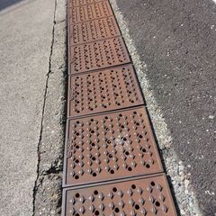 世田谷区近辺配送可能　9枚セット　劣化あり　鉄製　段差スロープ　キャスコーナーH級　100mm段差用　CA100H　300X335X95	6.0(kg)　CA100M駐車場の出入口の低い段差へ簡単に設置可能