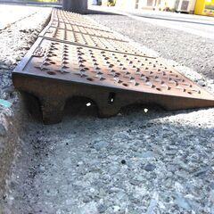 世田谷区近辺配送可能　9枚セット　劣化あり　鉄製　段差スロープ　キャスコーナーH級　100mm段差用　CA100H　300X335X95	6.0(kg)　CA100M駐車場の出入口の低い段差へ簡単に設置可能