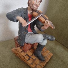 バイオリンを弾く人 高級陶器 高さ26cm 幅11cm 限定版 