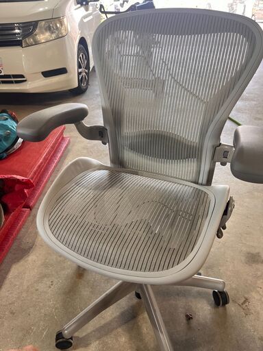 スモーク色のハーマンミラー アーロンチェア Bサイズ Herman Miller Aeron 2024