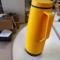 魔法瓶、オレンジ色、高さ30センチ、暑さ対策、麦茶