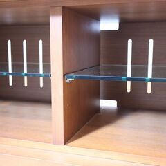 MARUKEI(マルケイ木工)のベルタ プラズマボードのご紹介です。落ち着きのある色合いとスチールの脚を組み合わせたナチュラルモダンなデザイン。放射状にデザインされた引出しがアクセントに♪