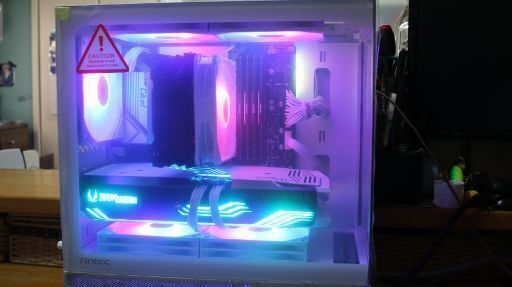 ASCII.jp：パソコンショップSEVENの強化ガラス製ピラーレスの白いゲーミングPCがかっこいい。触りにきませんか？