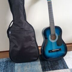 小さい青色のミニサイズのギターです。