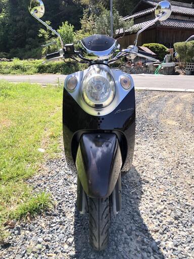 50cc原付バイク中古です（現状渡し）ヤマハのビーノにデザイン似てますよꉂꉂ(ｰᗜｰ◍)でもビーノより車体がちょっと大きめです！中々あまり同じ車体走ってないので人と被らなくて良いですよ✨オシャレな外車の原付バイク！ハザード、盗難防止スイッチ有り！✨走りも今の所Goodに爽快に走ります！一部地域配達料金別途頂きますが配達も可能ですので配達ご希望の方は、希望の場所をコメントして来て下さいね‍♀️出品の内容をよくご理解の上の購入宜しくお願いいたします。コメント逃げは、やめて下さいね