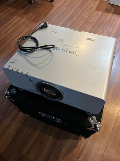 業務用中古プロジェクター 6000ルーメン！