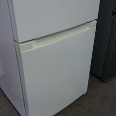 （上が冷凍室で小型の）アイリスオオヤマ　2ドア冷蔵庫８７L　２０...