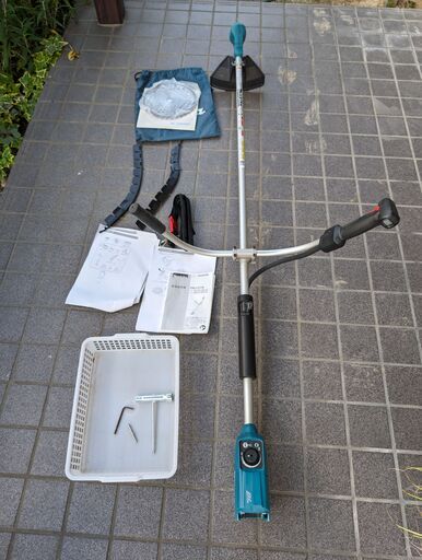 マキタ　充電式草刈機　MUR182UD ほぼ未使用品 本体+付属品のみ　充電器/バッテリーなし