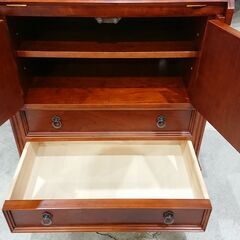 LYNN HOLLYN｜リンホーリン｜ライティングビューロー