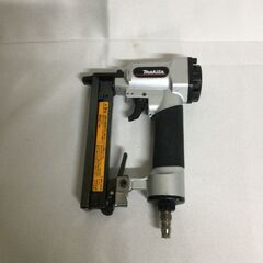 【北見市発】マキタ MAKITA エアタッカ AT1025BZK 電動工具 コードレス 軽量 コンパクト DIY 木工 家具 修理 装飾 (D5696wY)