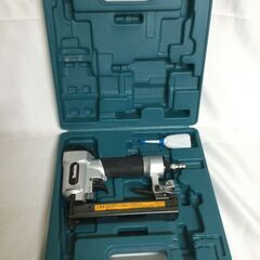 【北見市発】マキタ MAKITA エアタッカ AT1025BZK 電動工具 コードレス 軽量 コンパクト DIY 木工 家具 修理 装飾 (D5696wY)