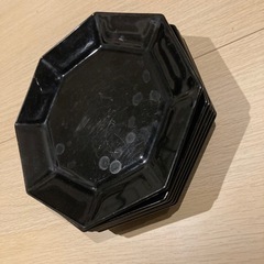 黒いガラス製のお皿