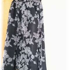 黒地に花柄デザインのフレアースカート　