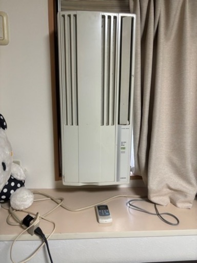 窓用エアコン取り付け枠金具付き。\n