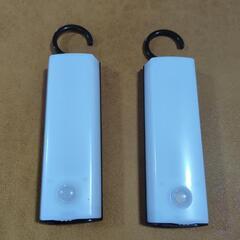 ２個セットLEDセンサーライト 乾電池式 フック型

