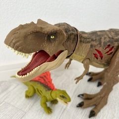 ジュラシックワールド　恐竜　おもちゃ2体