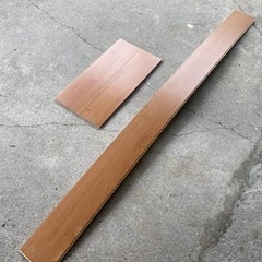 新品フローリング材木のハギレ多数あります。