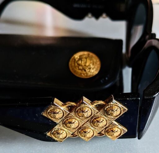 中古GIANNI VERSACE MOD420 ヴェルサーチ メデューサ サングラス アイウェア メガネ 眼鏡 プラスチック ブラック 黒 ゴールド金具  革 ケース付 中古GIANNI VERSACE MOD420 ヴェルサーチ メデューサ サングラス アイ