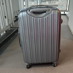 (お取引中】スーツケース　中型サイズ　機内持ち込み不可サイズ