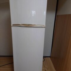 230L 冷蔵庫。土日引取限定。冷えれば良いという方に。程度悪いです。