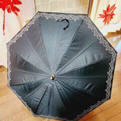 ～黒地に可憐な刺繍＆内側のお洒落デザインが素敵な日傘、いかがでし...