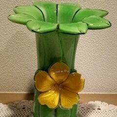 花びらがとてもステキな花瓶