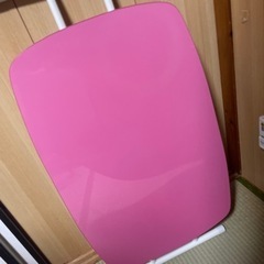 高さ調整の出来るピンクのテーブル