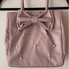 ピンク色のバッグ
