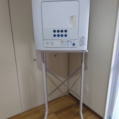 東芝　TOSHIBA 衣類乾燥機と乾燥機ラック