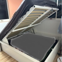 収納たっぷり　跳ね上げ式クイーンベッド　フルセット