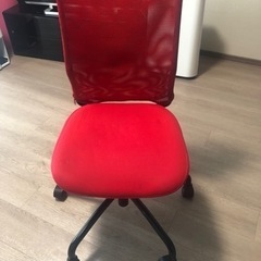 IKEAの赤い椅子
