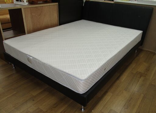R232 大川家具 ダブルベッド、マットセット、革調 フレーム、幅140cm Used