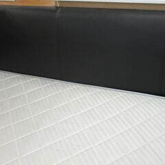 R232 大川家具 ダブルベッド、マットセット、革調 フレーム、幅140cm Used