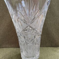 ガラスの 花瓶高さ26cm 底の幅 9cm 上 幅15cm美品