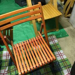 木製折り畳み椅子２脚