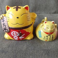 黄色い猫の貯金箱 12cm ×11 と マグカップ 7cm ×7cm