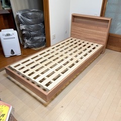 【超美品‼️】定価114,490円♪ 高級 フランスベッド シングルベッド フレームマットレスセット 照明･コンセント付き 木目調ライトブラウン♪