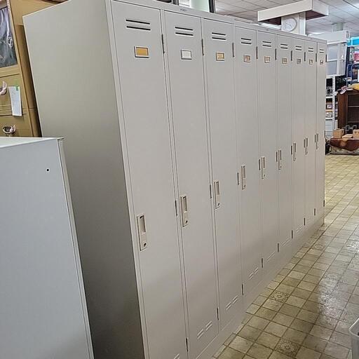 【売却済み】期間限定出品！LION 更衣室ロッカー3人 ハンガー掛け 荷物置き 事務所