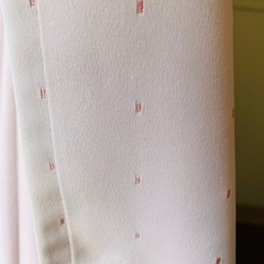 ピンク色の遮光カーテン