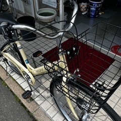 26インチ のベージュのママチャリ