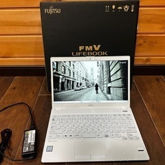 富士通　スリム　軽ノートパソコン　Windows11
