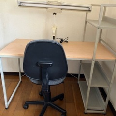 机、椅子、照明　全て０円