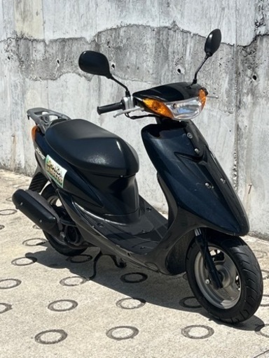 大人気セール‼️驚愕の低走行1600キロ安心のバッテリー新品✨️前後タイヤまだまだ山あり嬉しいオイル満タン補充済みオイル交換不要⭕️継ぎ足しだけで2サイクルでパワフルな走りディスクブレーキで制動性抜群SA16J ジョグ✴