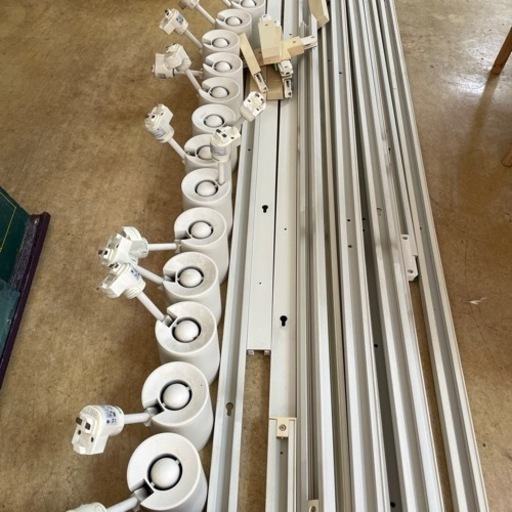 シャッター 横約190センチ 2個セット 真ん中レール芯棒などあります