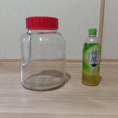 梅酒作りのガラス製保存瓶