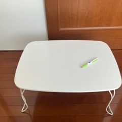 白い折りたたみ小テーブル