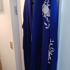 青色ベースに白い花柄の上品な雰囲気の着物　M～L向け　Sでも着れ...