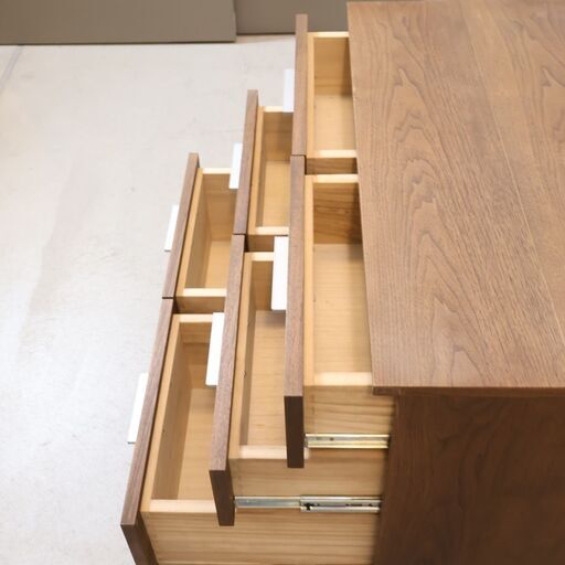 ACTUS(アクタス)のFB 3段チェストです。ウォールナット材の落ち着いた色合いと直線的でシンプルなデザインが魅力のドロワーはリビングボードとしても。ナチュラルモダンや北欧スタイルにおススメ♪