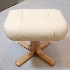 北欧ノルウェーのメーカーHjellegjerde(イエリアーダ)本革リクライニングチェア&オットマンです。上質なレザーと北欧スタイルのデザインがモダンなパーソナルチェアです。